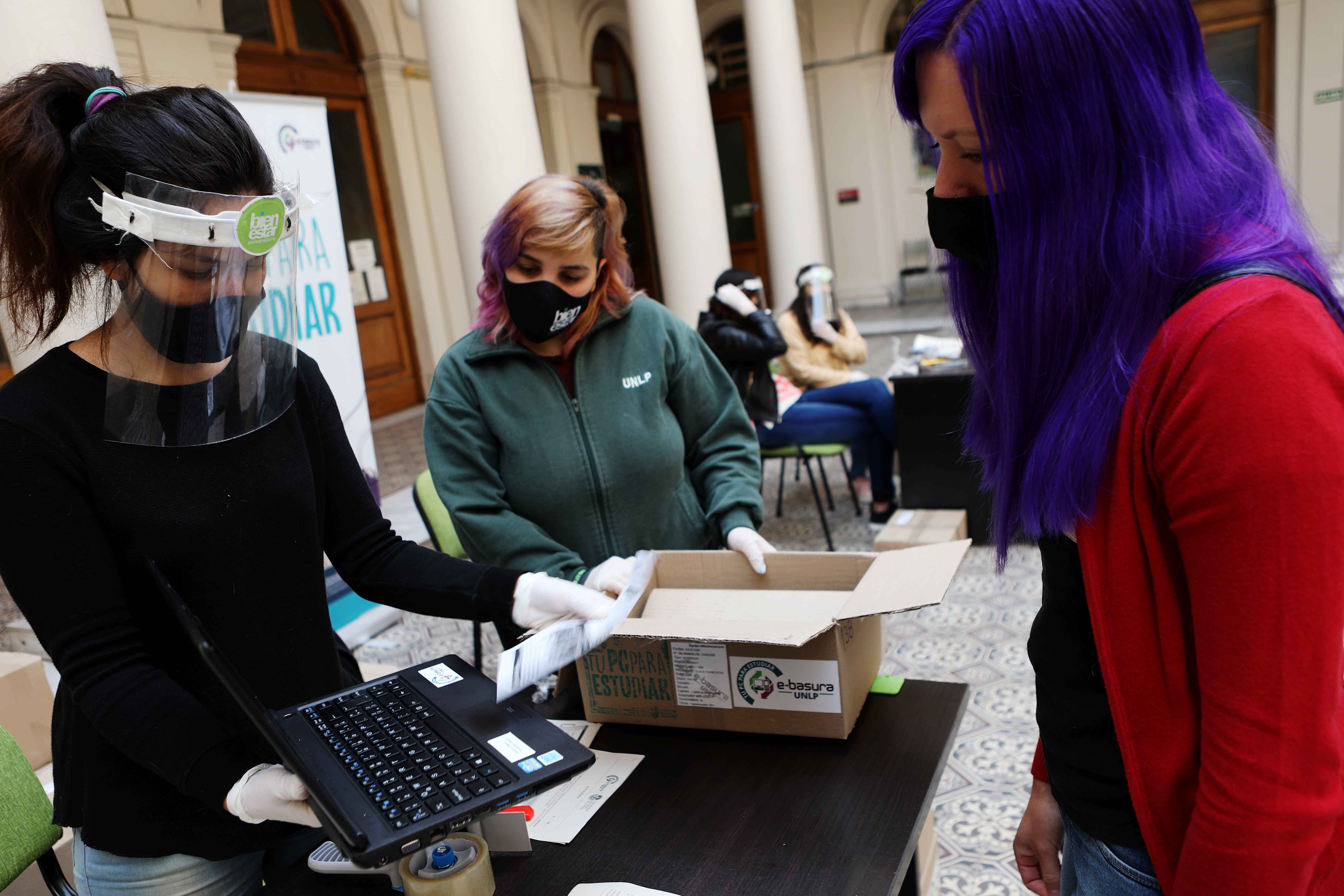 Se realizó una nueva entrega gratuita de computadoras para estudiantes de la UNLP Se realizó una nueva entrega gratuita de computadoras para estudiantes de la UNLP