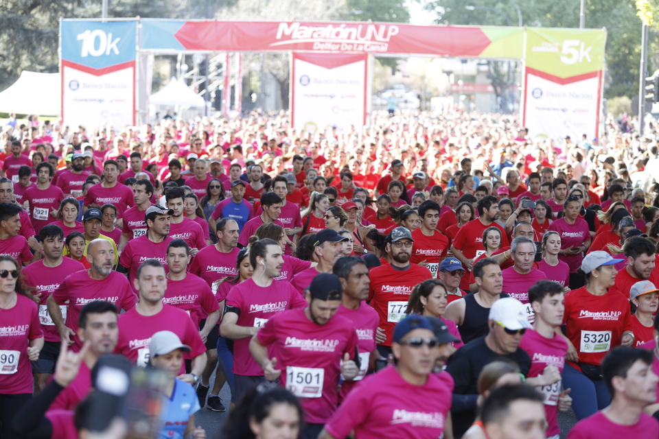 Más de 10 mil atletas corrieron la #MaratonUNLP y la ciudad fue una fiesta