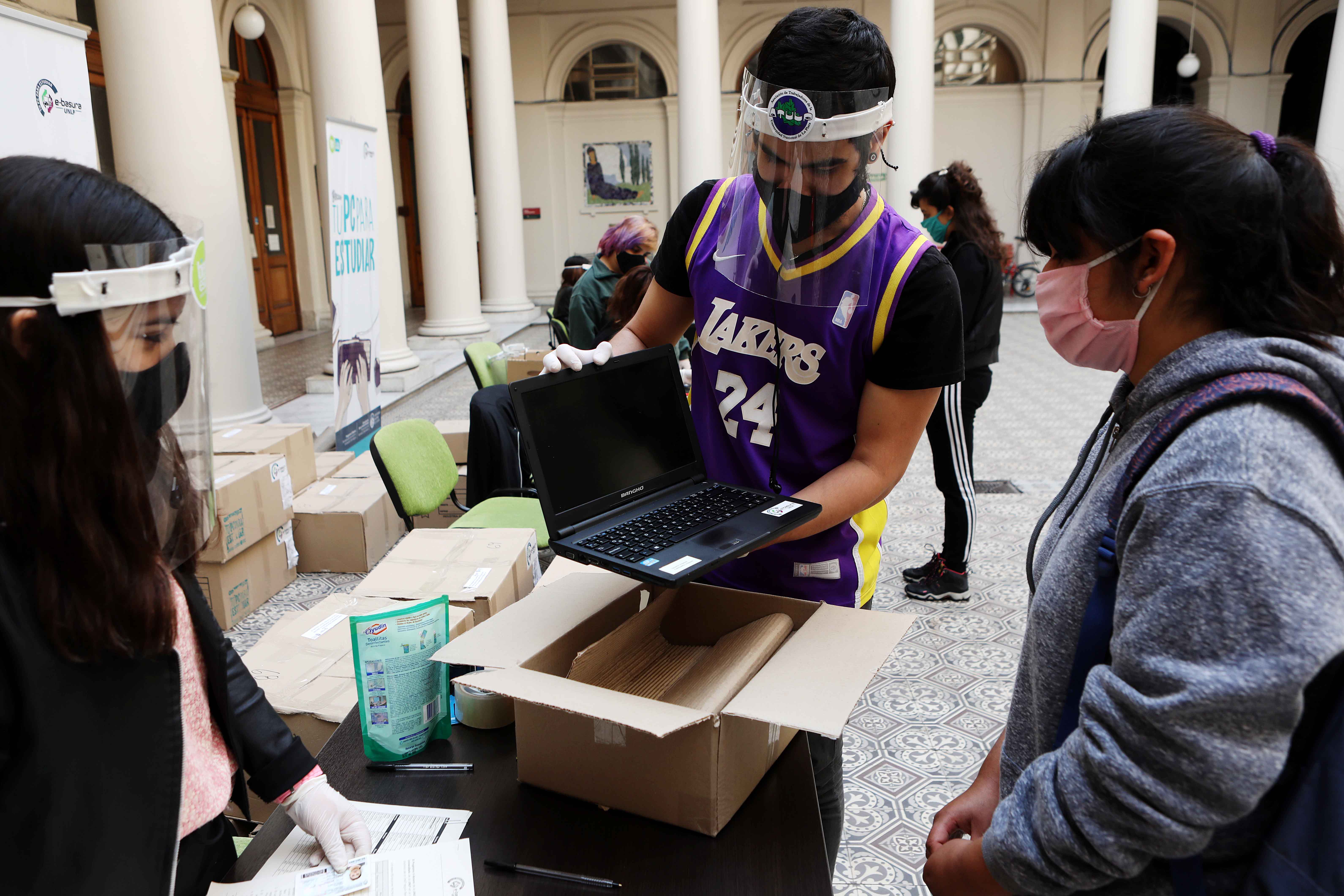 Se realizó una nueva entrega gratuita de computadoras para estudiantes de la UNLP Se realizó una nueva entrega gratuita de computadoras para estudiantes de la UNLP