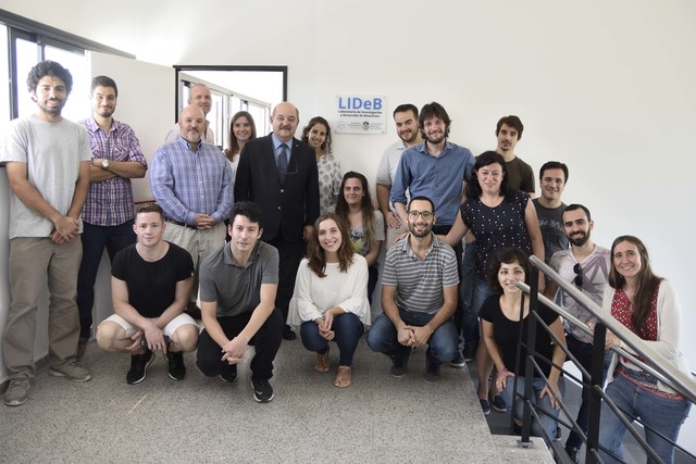 El presidente Tauber junto a los investigadores del LIDEB El presidente Tauber junto a los investigadores del LIDEB