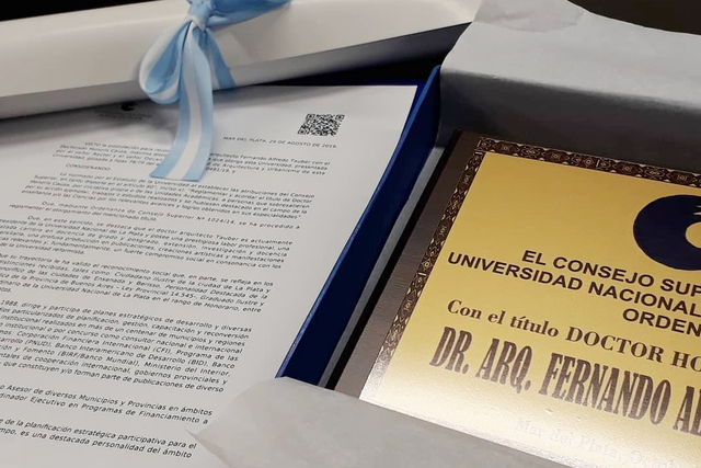Fernando Tauber recibió el título de Dr Honoris Causa. Foto: gentileza Prensa UNMDP Fernando Tauber recibió el título de Dr Honoris Causa. Foto: gentileza Prensa UNMDP