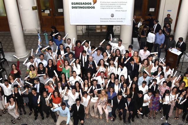 Reconocimiento a los mejores graduados de las facultades y colegios Reconocimiento a los mejores graduados de las facultades y colegios