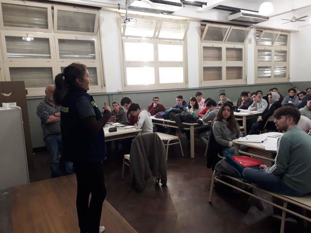 Promotora ambiental dando una charla en la facultad Promotora ambiental dando una charla en la facultad