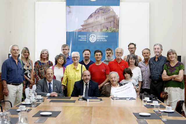La UNLP distinguió al Maestro Roberto Ruiz por su destacada trayectoria artística La UNLP distinguió al Maestro Roberto Ruiz por su destacada trayectoria artística