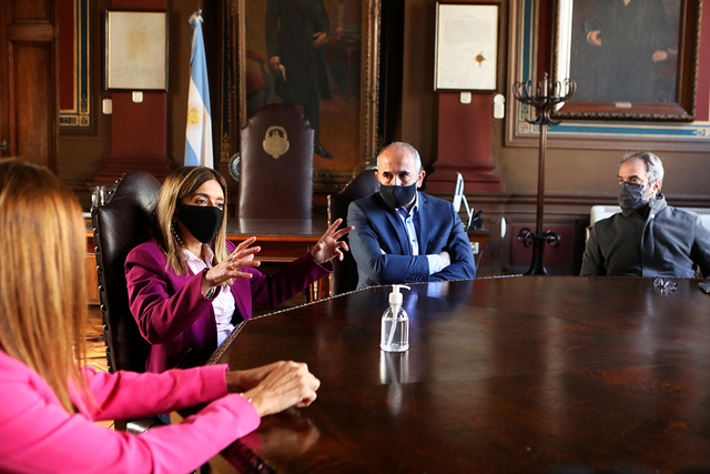 Danya Tavela visitó el Rectorado de la UNLP Danya Tavela visitó el Rectorado de la UNLP