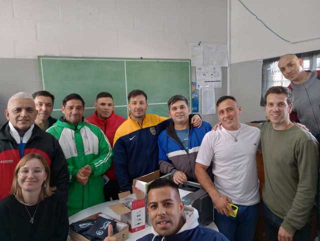 Entrega de materiales para estudiantes privadxs de la libertad Entrega de materiales para estudiantes privadxs de la libertad