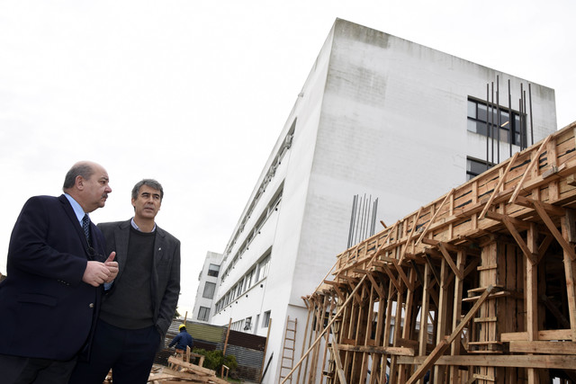 Fernando Tauber recorrió las obras con el decano Xavier Oñativia Fernando Tauber recorrió las obras con el decano Xavier Oñativia