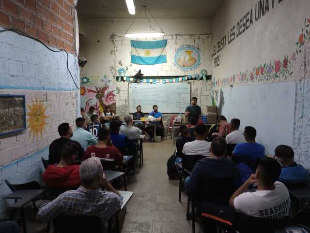 Entrega de materiales para estudiantes privadxs de la libertad Entrega de materiales para estudiantes privadxs de la libertad