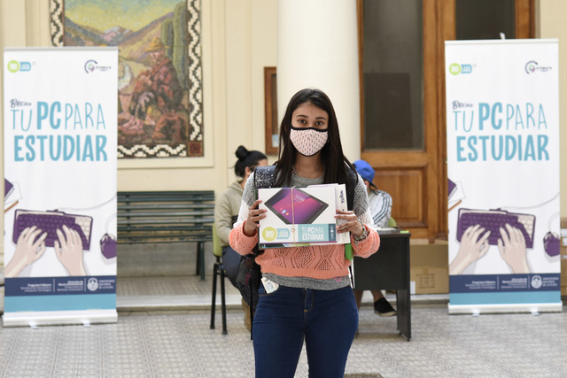 Cerca de 500 estudiantes ya recibieron las computadoras y tablets que otorga la UNLP
Cerca de 500 estudiantes ya recibieron las computadoras y tablets que otorga la UNLP