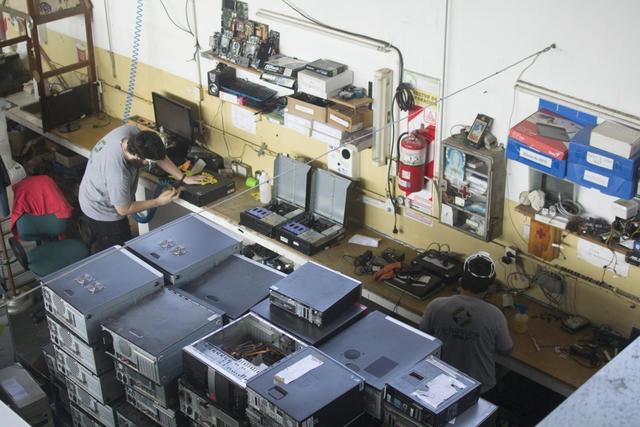 El Programa de reciclado informático de la UNLP ya prepara más computadoras para los estudiantes El Programa de reciclado informático de la UNLP ya prepara más computadoras para los estudiantes