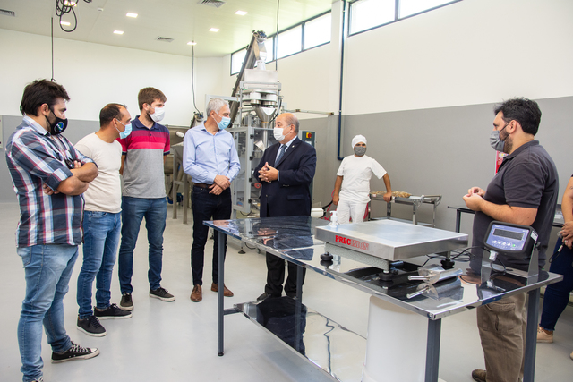 Tauber recorrió la Planta de Alimentos Deshidratados junto al intendente de Berisso Tauber recorrió la Planta de Alimentos Deshidratados junto al intendente de Berisso