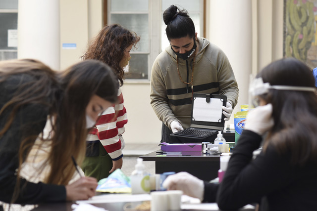 Cerca de 500 estudiantes ya recibieron las computadoras y tablets que otorga la UNLP
Cerca de 500 estudiantes ya recibieron las computadoras y tablets que otorga la UNLP
