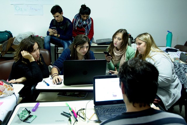 Los creadores de Bee to Be en acción Los creadores de Bee to Be en acción