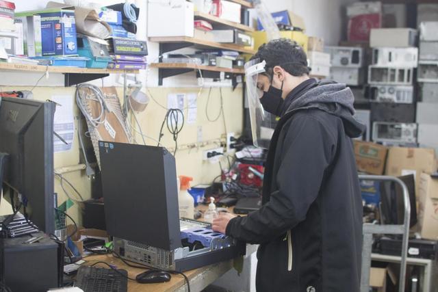El Programa de reciclado informático de la UNLP ya prepara más computadoras para los estudiantes El Programa de reciclado informático de la UNLP ya prepara más computadoras para los estudiantes