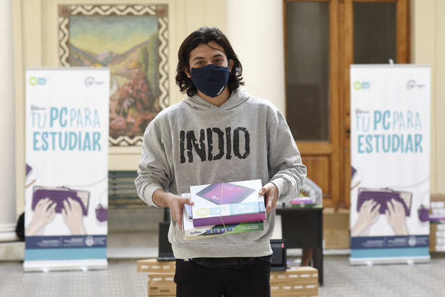 Cerca de 500 estudiantes ya recibieron las computadoras y tablets que otorga la UNLP
Cerca de 500 estudiantes ya recibieron las computadoras y tablets que otorga la UNLP