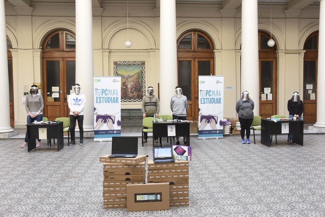 Cerca de 500 estudiantes ya recibieron las computadoras y tablets que otorga la UNLP
Cerca de 500 estudiantes ya recibieron las computadoras y tablets que otorga la UNLP