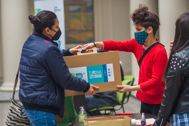 La UNLP realizó una nueva entrega de tablets y notebooks a sus estudiantes