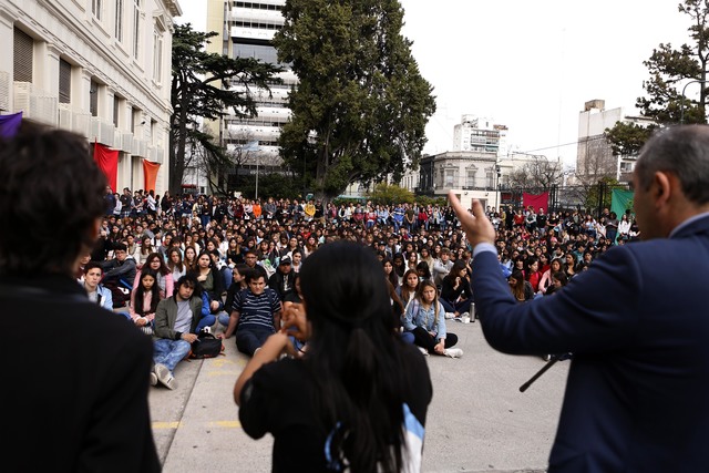 Más de 600 estudiantes secundarios comenzaron la experiencia "Vivo La UNLP" Más de 600 estudiantes secundarios comenzaron la experiencia "Vivo La UNLP"
