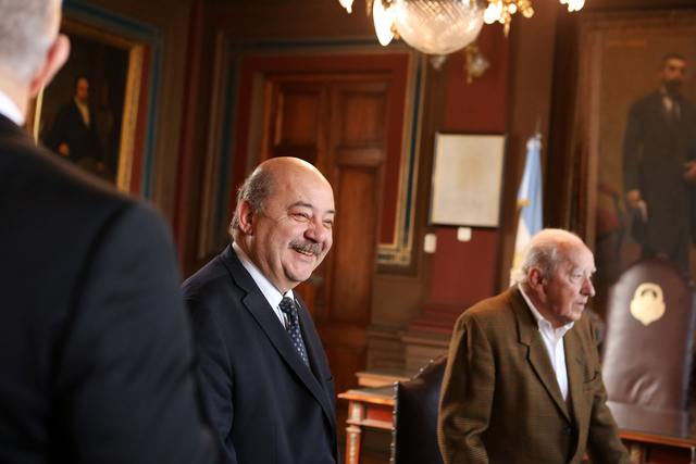 El presidente Tauber firmó el acta junto a los descendientes de Joaquín V González El presidente Tauber firmó el acta junto a los descendientes de Joaquín V González