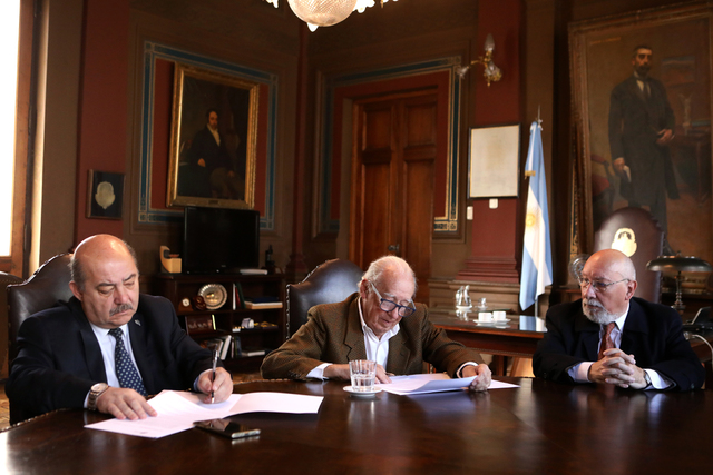 El presidente Tauber firmó el acta junto a los descendientes de Joaquín V González