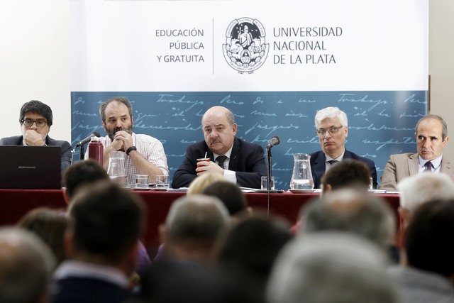 El presidente Tauber encabezó la sesión El presidente Tauber encabezó la sesión