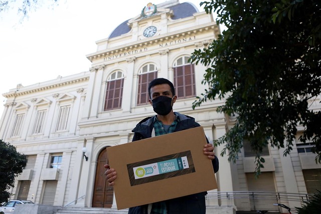 Estudiantes de la UNLP recibieron tablets y notebooks