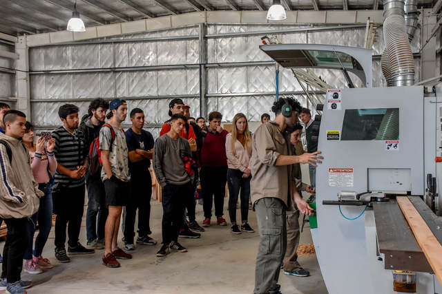 Estudiantes de los cursos de carpintería recorrieron el centro de la madera de la UNLP Estudiantes de los cursos de carpintería recorrieron el centro de la madera de la UNLP