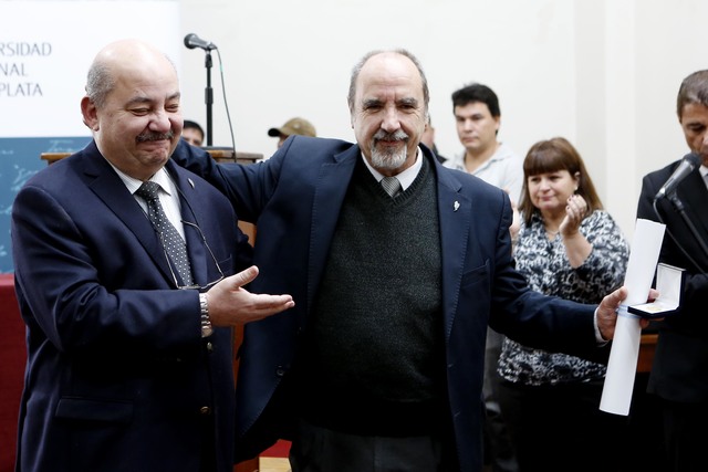 Raúl Perdomo recibió una distinción como presidente saliente Raúl Perdomo recibió una distinción como presidente saliente