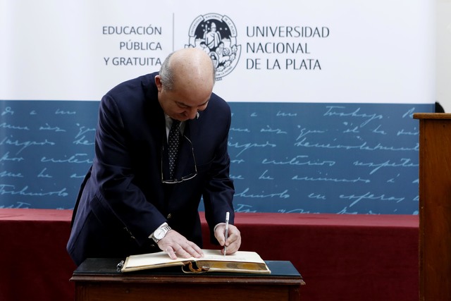 Tauber firmó el acta formal de asunción Tauber firmó el acta formal de asunción