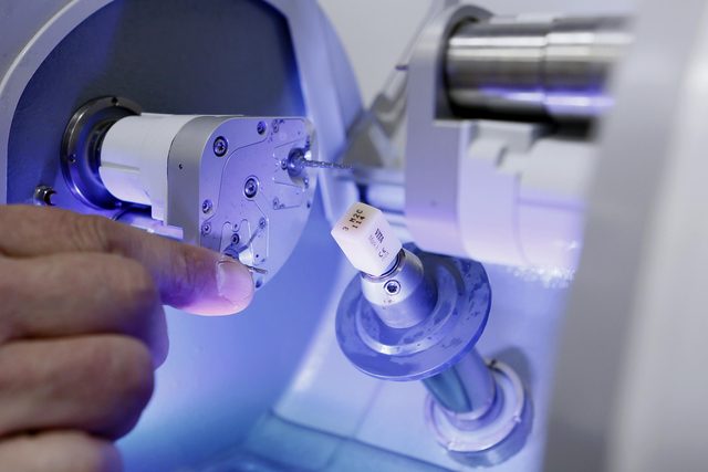 El Hospital Odontológico Universitario realiza implantes en menos de una hora El Hospital Odontológico Universitario realiza implantes en menos de una hora
