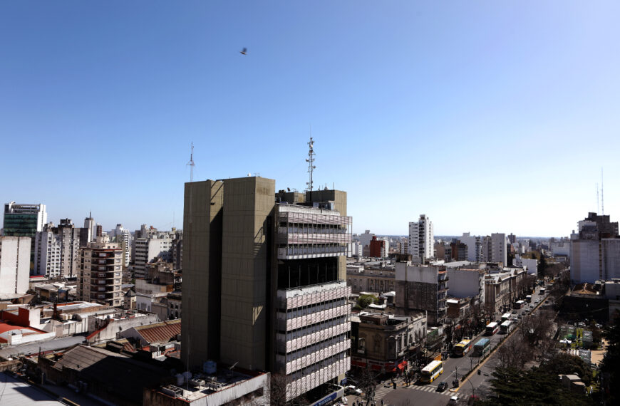 Día internacional del aire limpio por un cielo azul