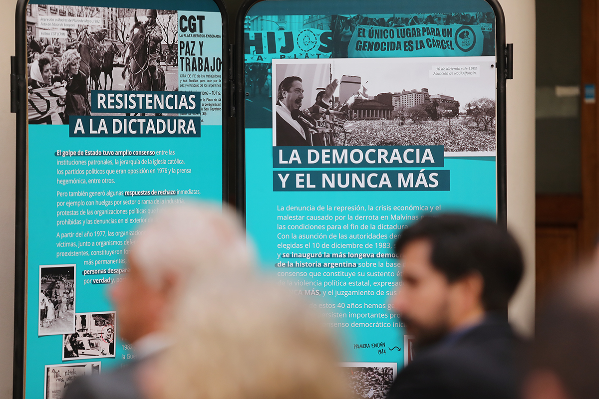 Convocatoria a escuelas secundarias para visitar la muestra Universidad, Memoria y Democracia