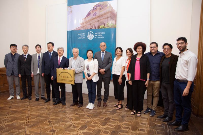 Una delegación de la Communication University de China visitó la UNLP