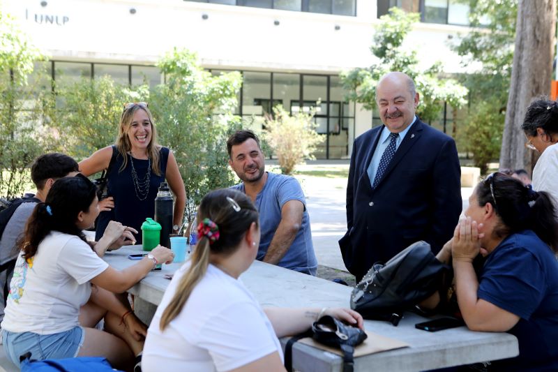 Nuevas obras y equipamiento: Tauber visitó las facultades de Artes y Humanidades