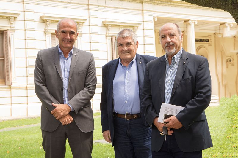 El licenciado Raúl Perdomo recibió el título de Profesor Emérito de la UNLP