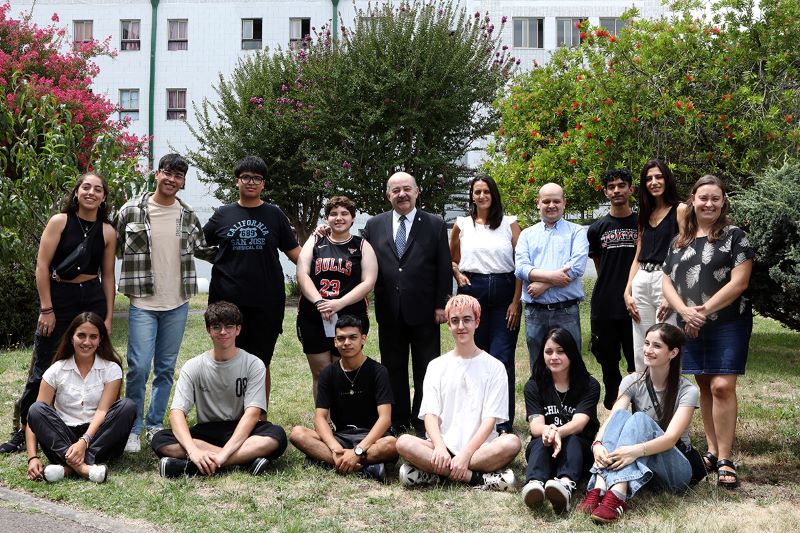 Tauber visitó el Albergue Universitario y les dio la bienvenida a los nuevos estudiantes