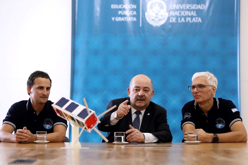 Tauber recibió al equipo que desarrolló el satélite universitario USAT-1