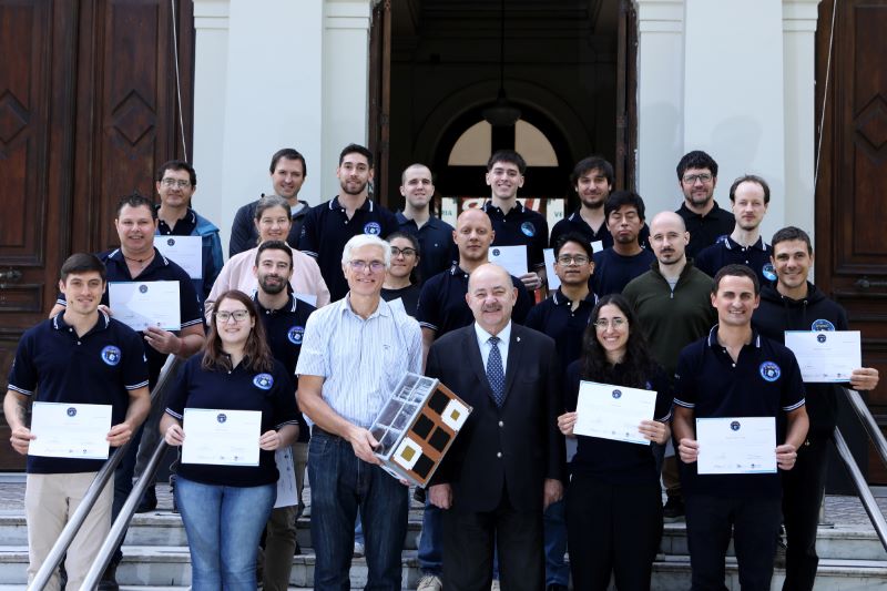 La UNLP distinguió al equipo que desarrolló el satélite Atenea, un hito en la historia de la ingeniería aeroespacial argentina