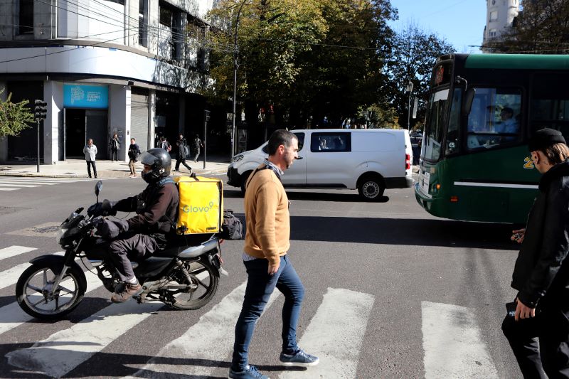¿Cómo viaja hoy el Gran La Plata? Menos colectivos, más autos y viajes desiguales