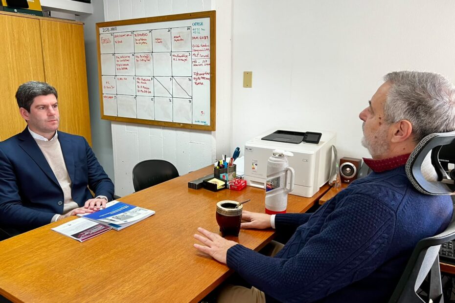 El intendente de Ayacucho visitó la Dirección de Asuntos Municipales de la UNLP