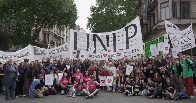 La UNLP, presente en la masiva movilización en defensa de la Universidad Pública